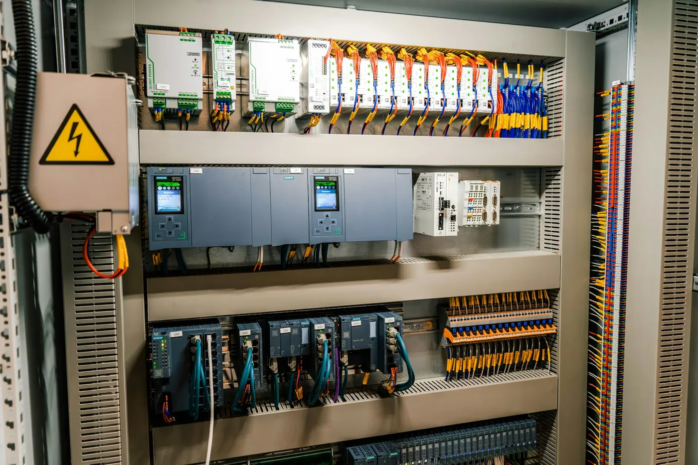 Контроллеры Siemens SIMATIC S7-1500 и блоки питания в шкафу управления